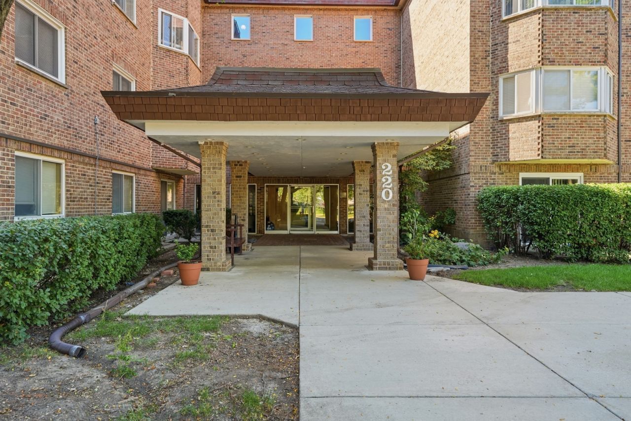220 S Roselle Road, Unit 524, Schaumburg, IL 60193 Main Photo