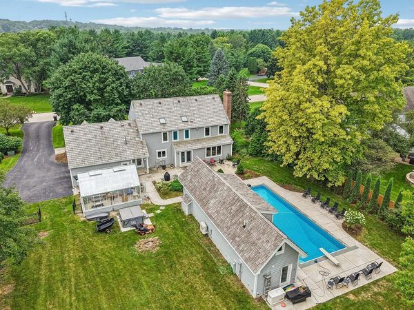 165 Hickory DRIVE, Delafield, WI 53018