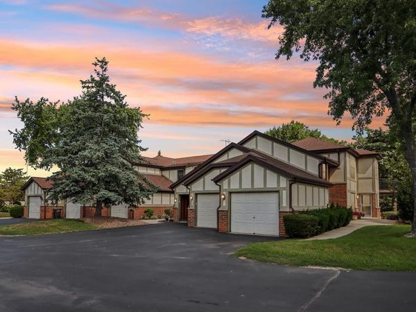 8108 S Forest Hills CIRCLE, Franklin, WI 53132