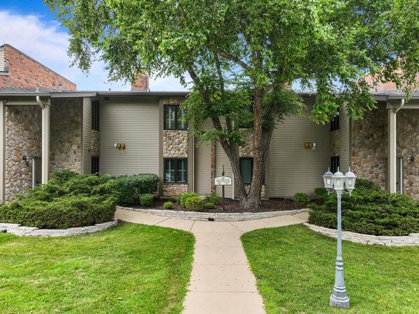 31 Abbey Villa CIRCLE, Unit 31D, Fontana, WI 53125