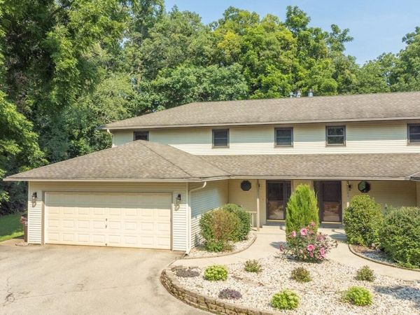 126 N Lapham Peak ROAD, Delafield, WI 53018