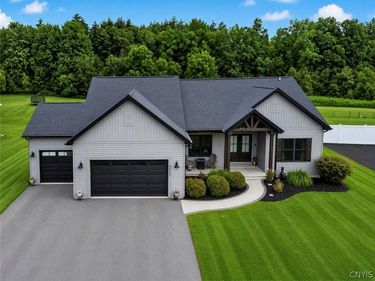 4534 Hollyshire, Clay, NY 13041