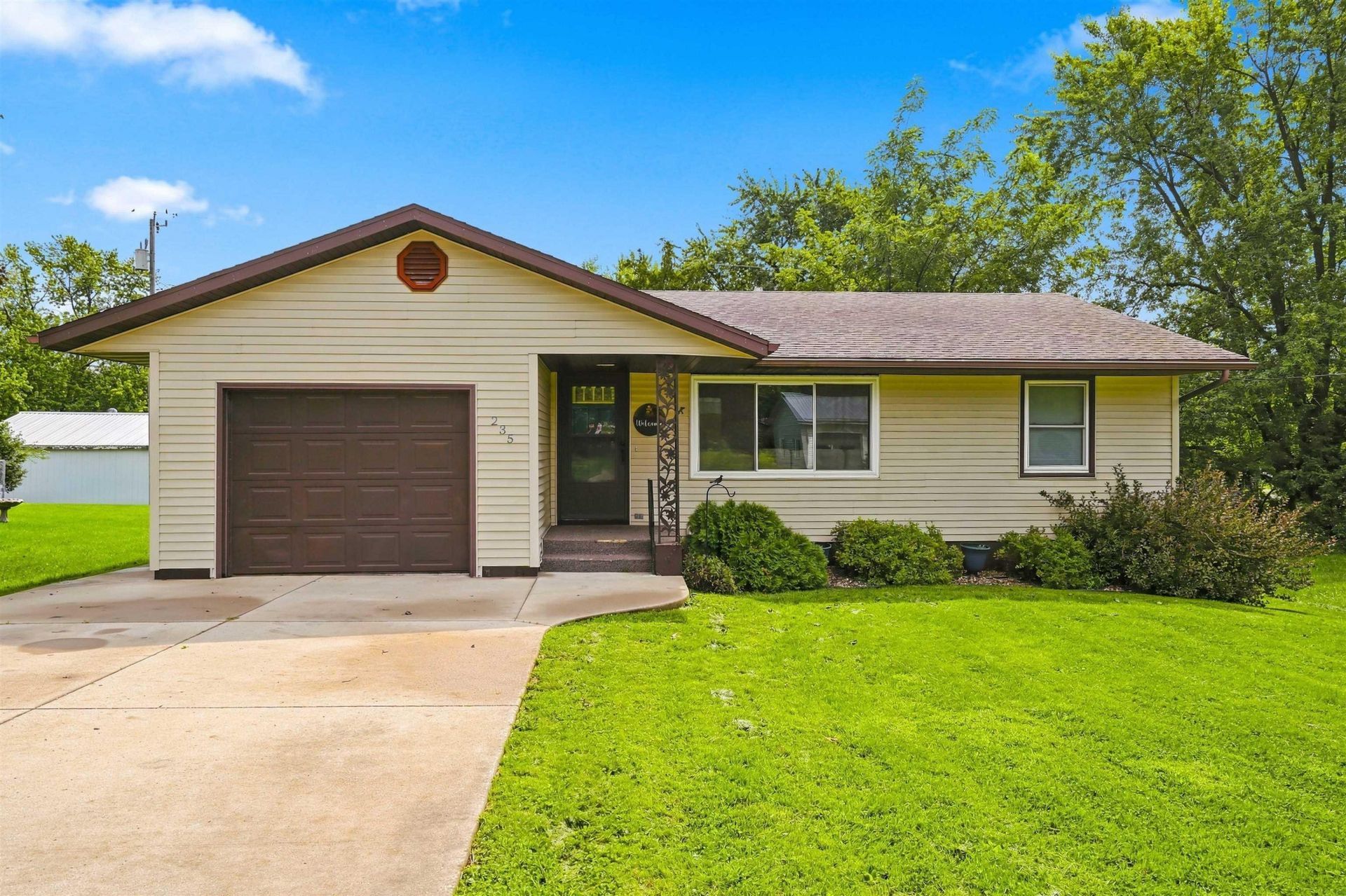 235 1st St N, Winthrop, IA 50682 Main Photo