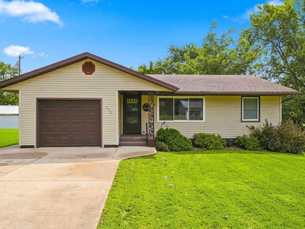 235 1ST ST N , Winthrop, IA 50682