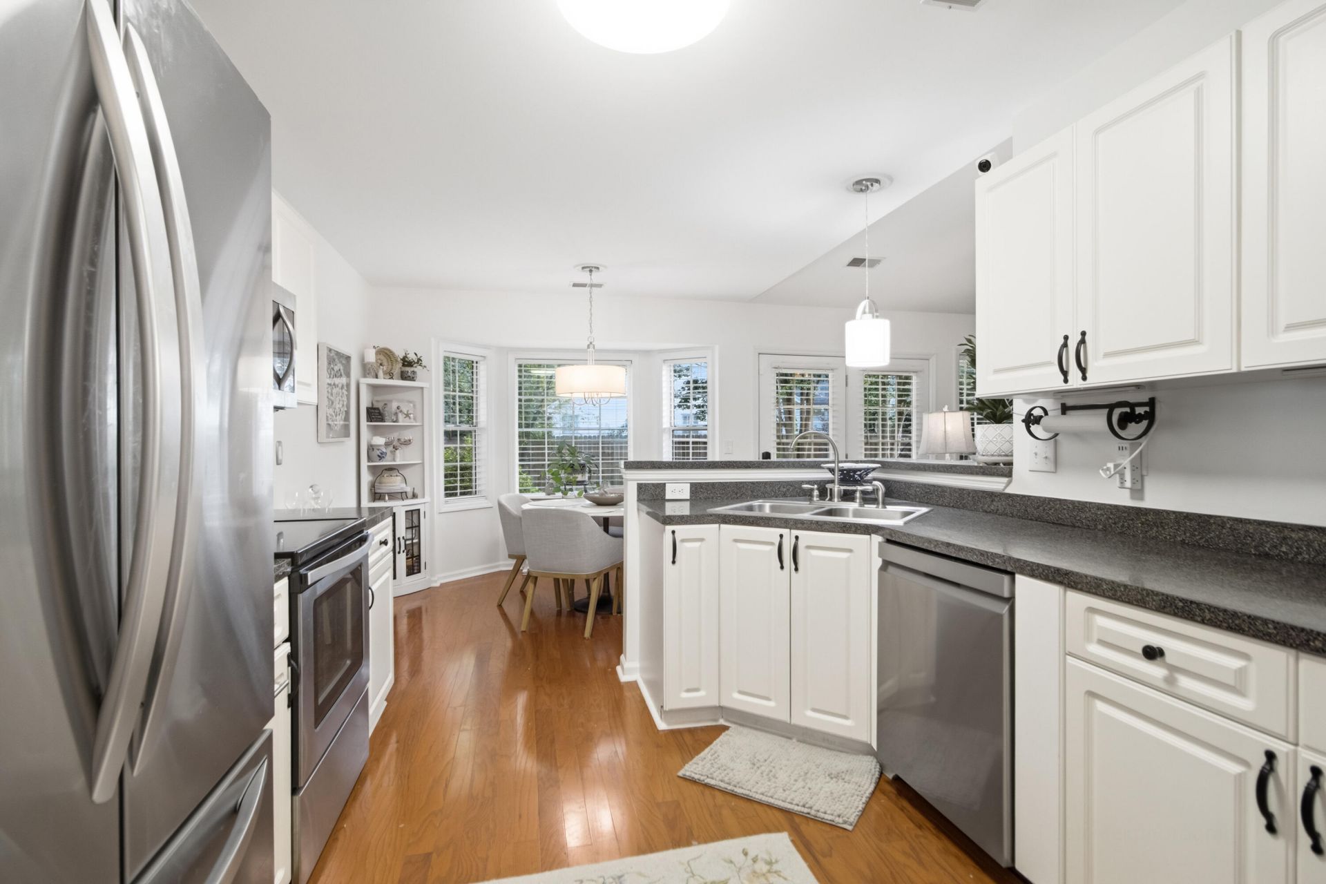 743 Lavalier Square Photo 9