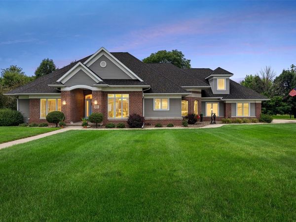 555 Evergreen, Robins, IA 52328