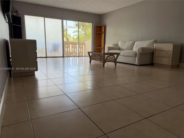 800 NE 195th St , Unit 211, Miami, FL 33179