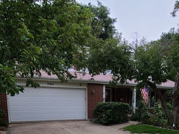 3235 N Volz Drive E, Arlington Heights, IL 60004