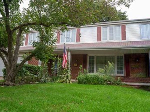 3235 N Volz Drive E, Arlington Heights, IL 60004