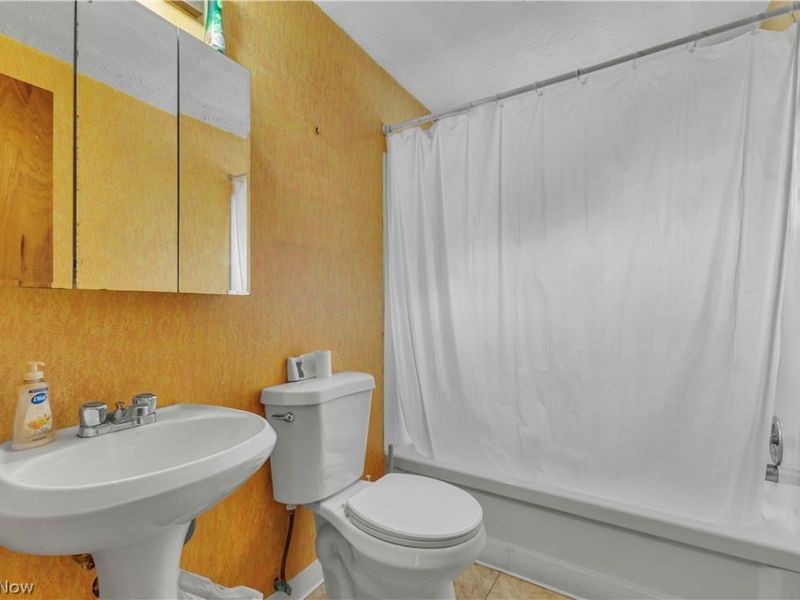 6051 Glenway Drive, Unit Q, Brook Park, OH 44142 Photo 13