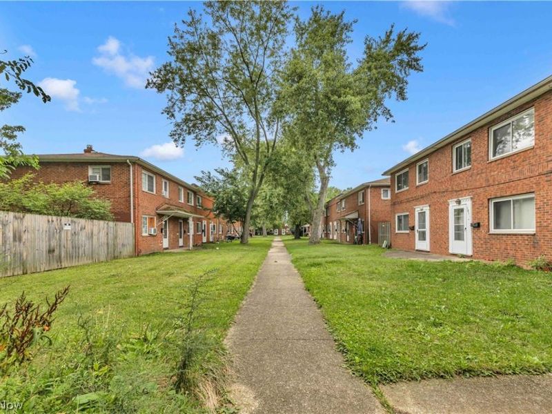 6051 Glenway Drive, Unit Q, Brook Park, OH 44142 Photo 19
