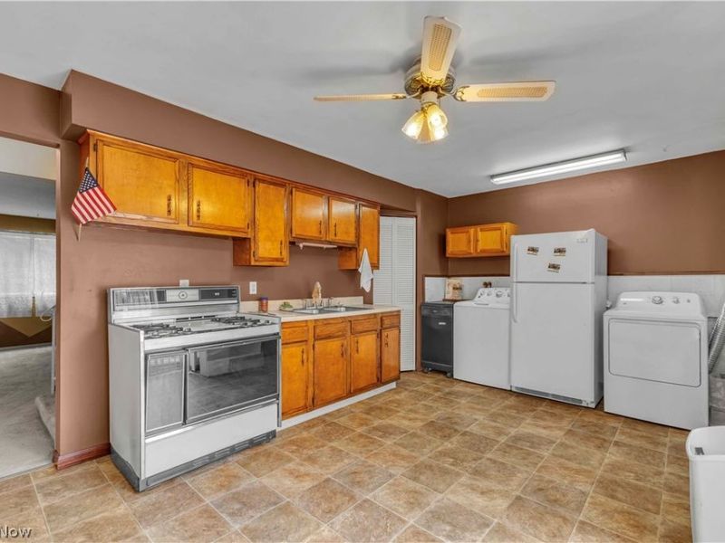 6051 Glenway Drive, Unit Q, Brook Park, OH 44142 Photo 6