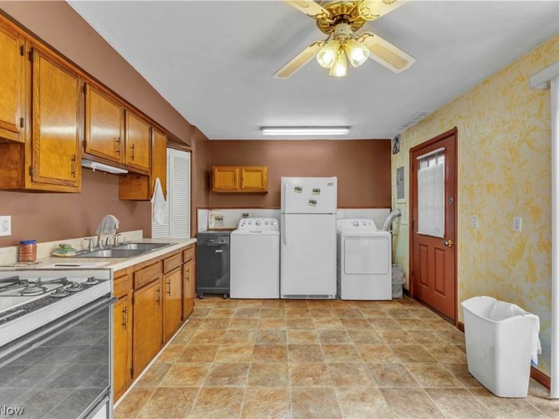 6051 Glenway Drive, Unit Q, Brook Park, OH 44142 Photo 7