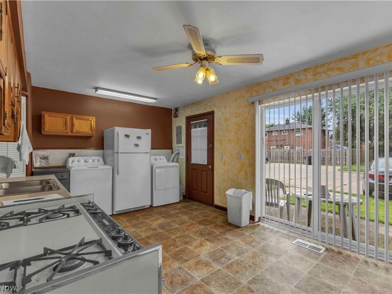 6051 Glenway Drive, Unit Q, Brook Park, OH 44142 Photo 8