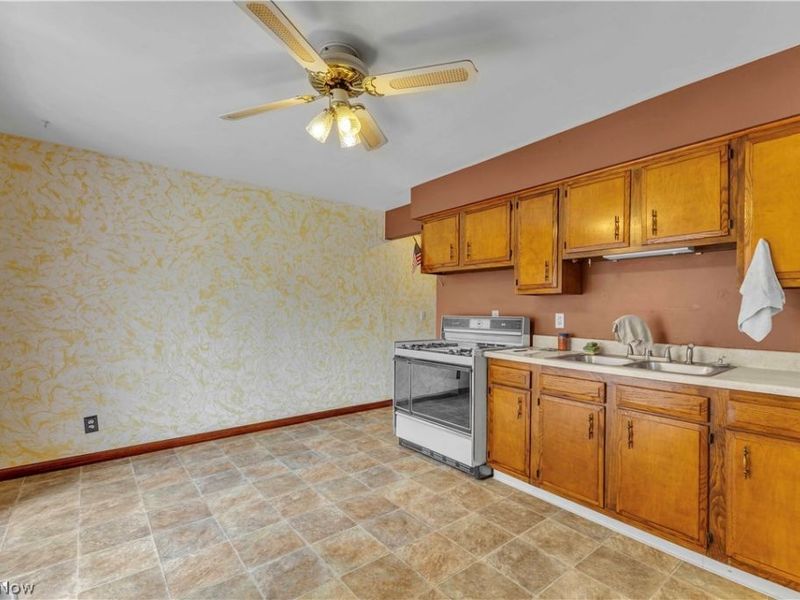 6051 Glenway Drive, Unit Q, Brook Park, OH 44142 Photo 9