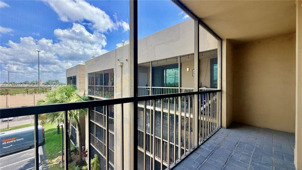 8615 NW 8th St , Unit 421, Miami, FL 33126 Photo