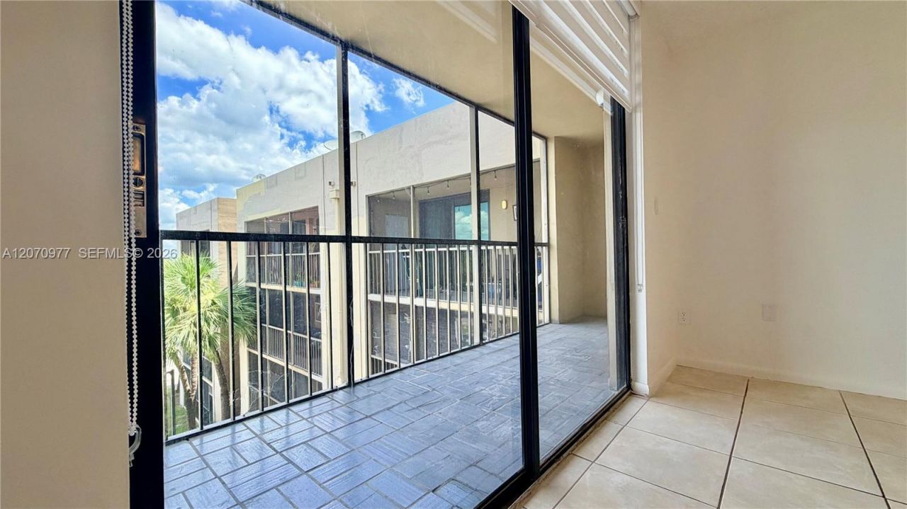 8615 NW 8th St , Unit 421, Miami, FL 33126 Photo