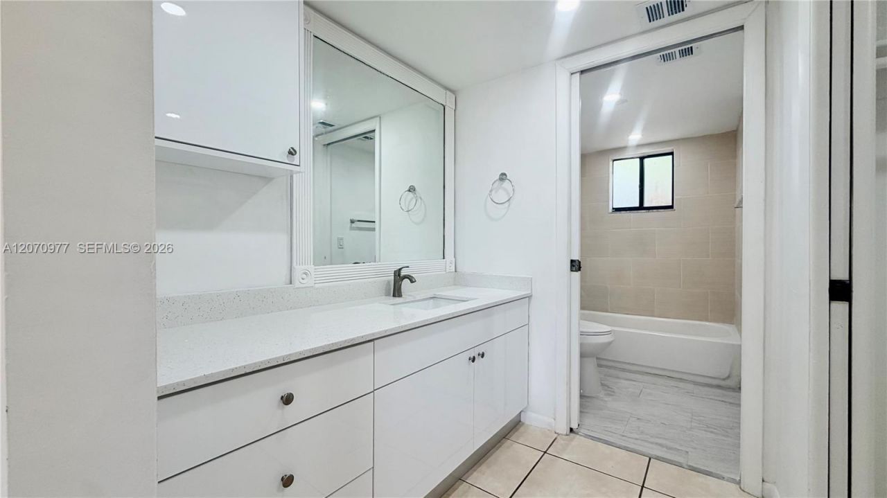8615 NW 8th St , Unit 421, Miami, FL 33126 Photo