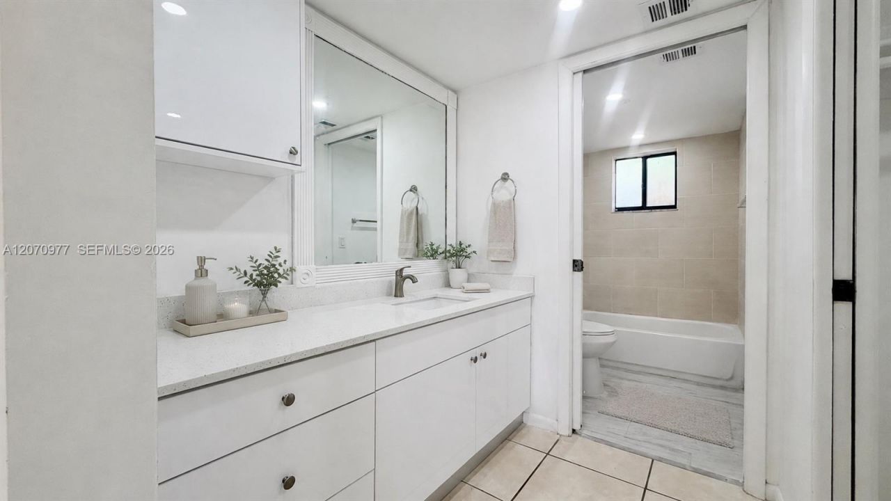 8615 NW 8th St , Unit 421, Miami, FL 33126 Photo