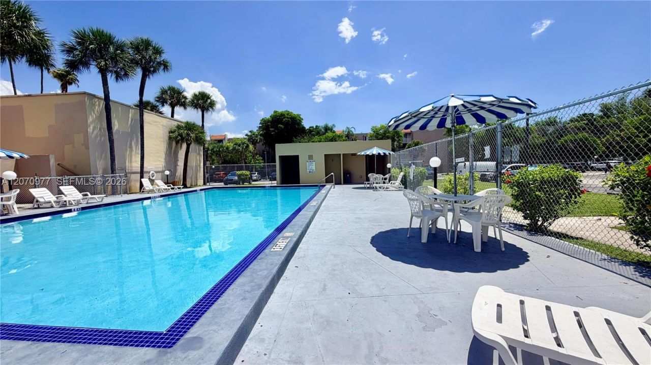 8615 NW 8th St , Unit 421, Miami, FL 33126 Photo