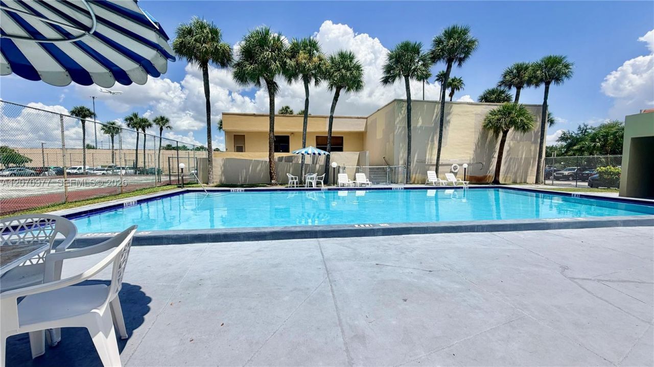 8615 NW 8th St , Unit 421, Miami, FL 33126 Photo