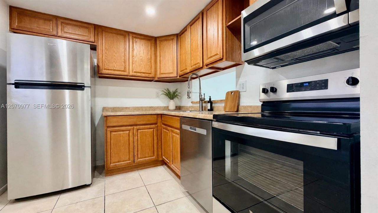 8615 NW 8th St , Unit 421, Miami, FL 33126 Photo