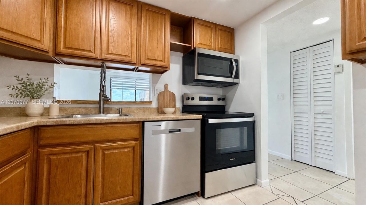 8615 NW 8th St , Unit 421, Miami, FL 33126 Photo
