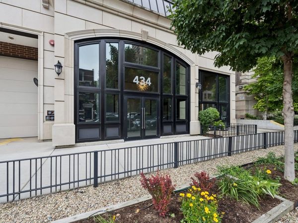 434 W Melrose Street , Unit 301, Chicago, IL 60657