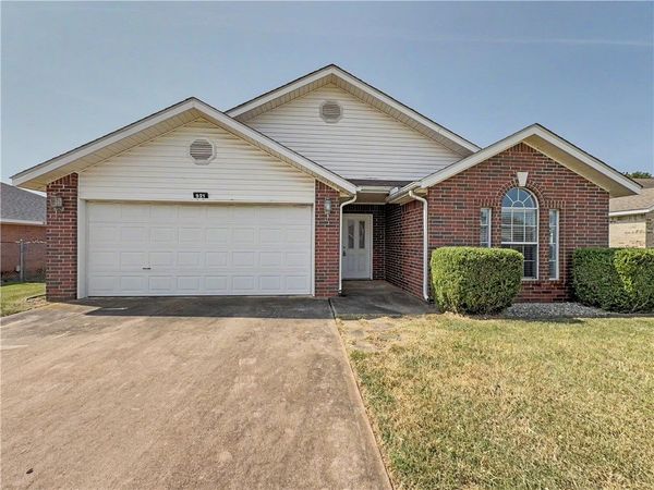 921 Sunflower Street , Centerton, AR 72719