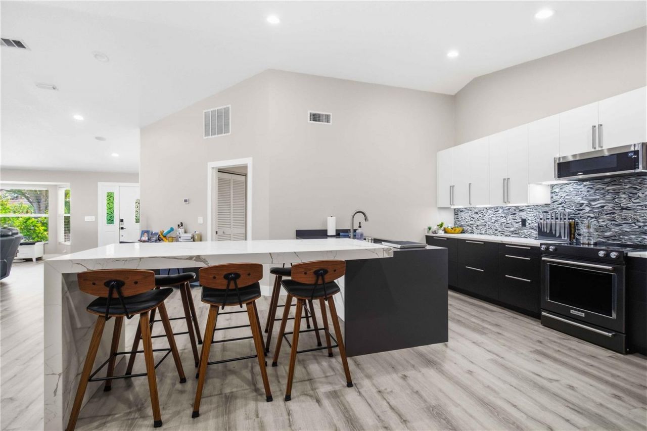 5833 Carriage Drive, Sarasota, FL 34243 Photo