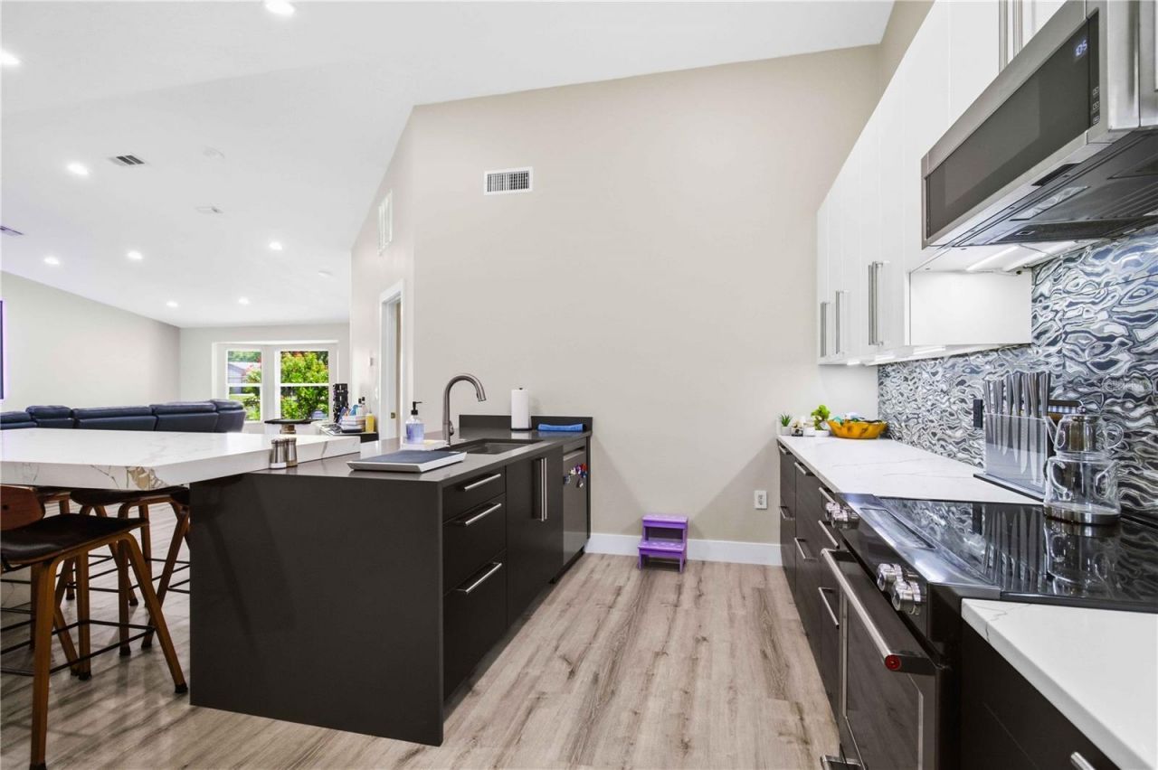 5833 Carriage Drive, Sarasota, FL 34243 Photo