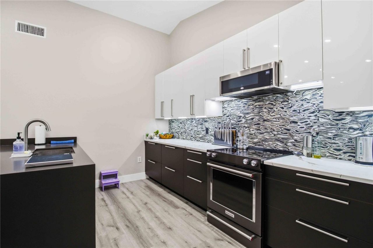 5833 Carriage Drive, Sarasota, FL 34243 Photo