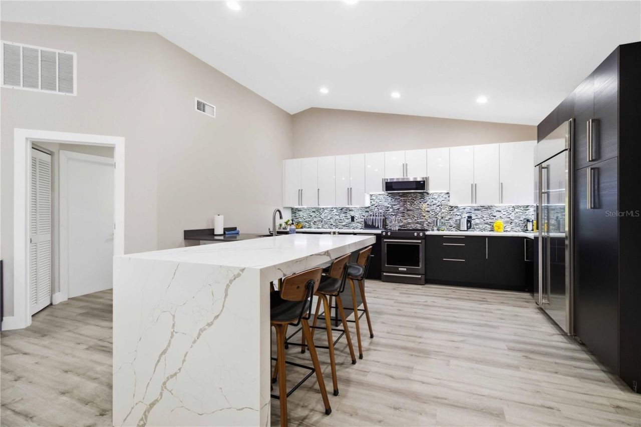 5833 Carriage Drive, Sarasota, FL 34243 Photo