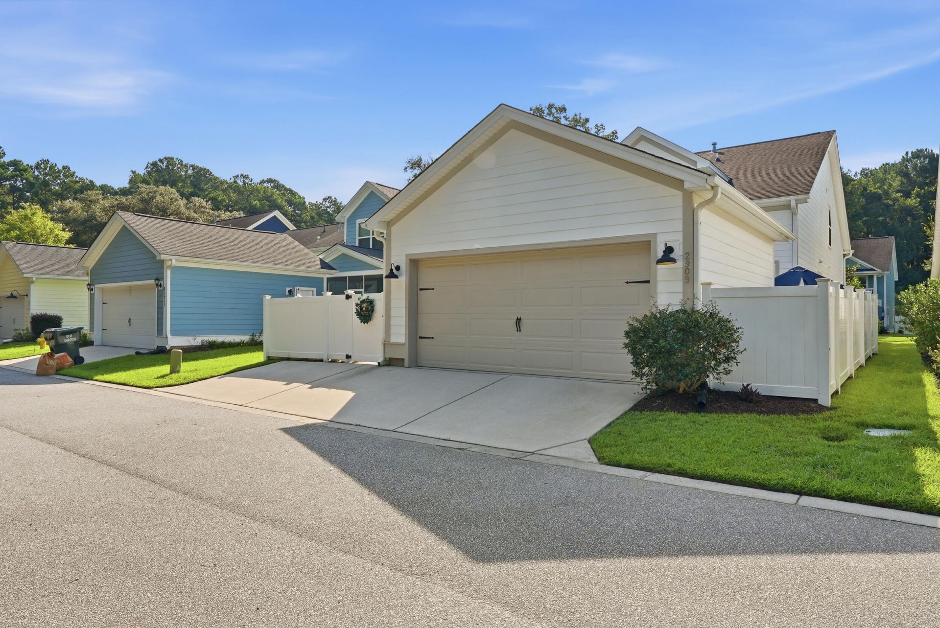 2909 Swamp Sparrow Circle Photo 35