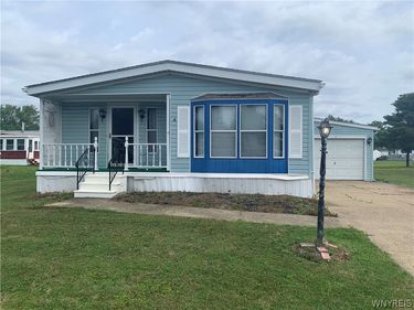 4 N Whispering Lane, Hamburg, NY 14075