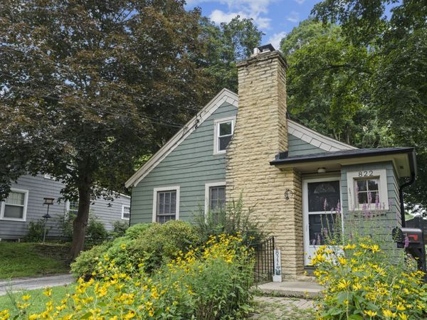 822 N Madison Street , Woodstock, IL 60098