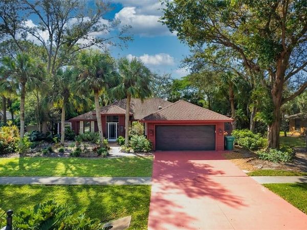 2490 Outrigger LN, NAPLES, FL 34104