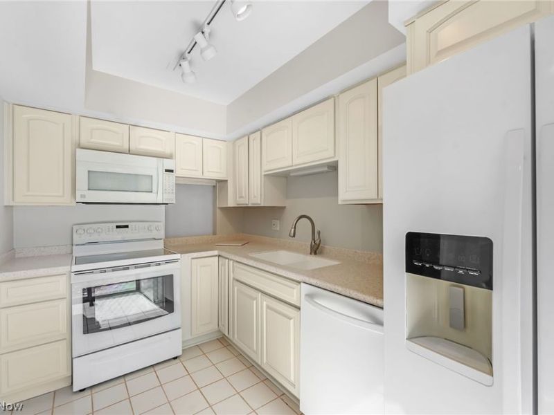 1110 By The Shores Drive, Unit 4, Huron, OH 44839 Photo 8