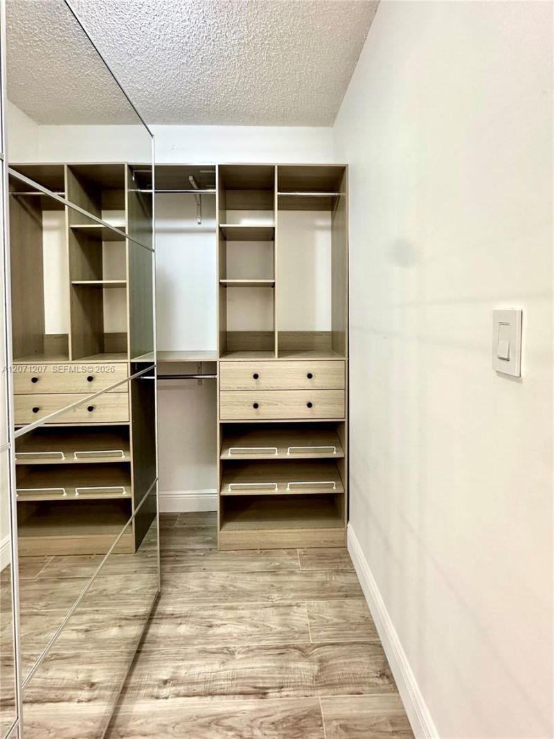 671 NE 195th St , Unit 205E, Miami, FL 33179 Photo