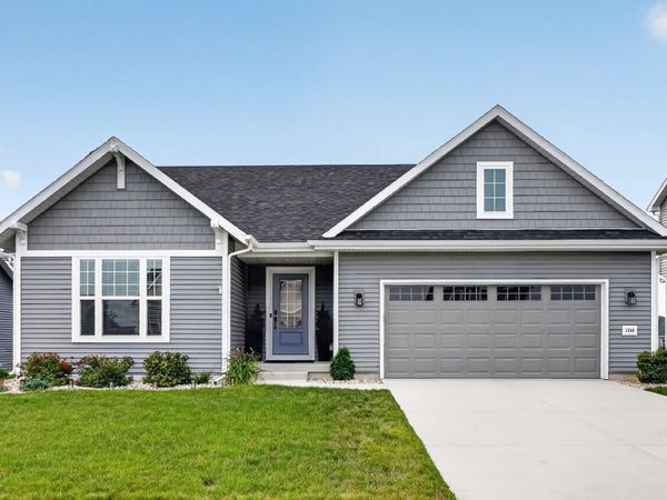 1350 Arrowood Cir W, Oconomowoc, WI 53066