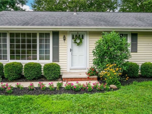 8860 Crackel Road , Chagrin Falls, OH 44023