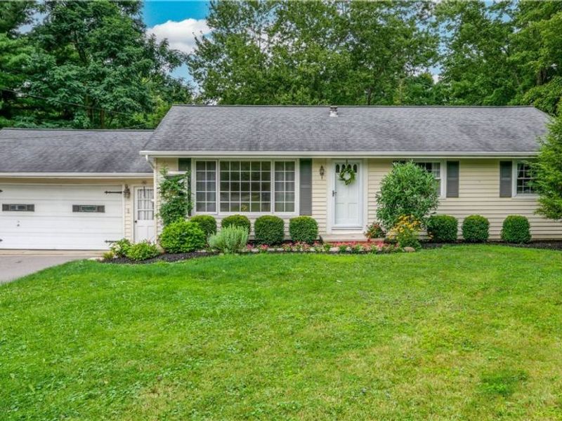 8860 Crackel Road, Chagrin Falls, OH 44023 Photo 2