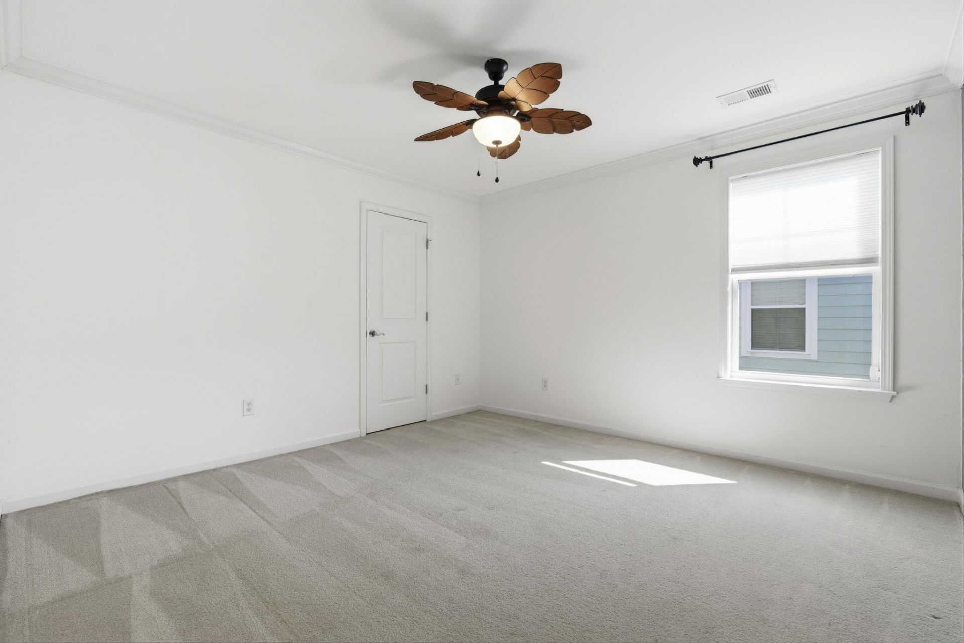 732 Dreamland Dr. Photo 32