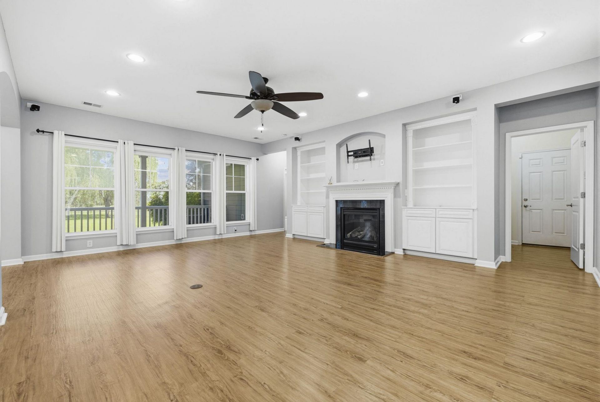 732 Dreamland Dr. Photo 4