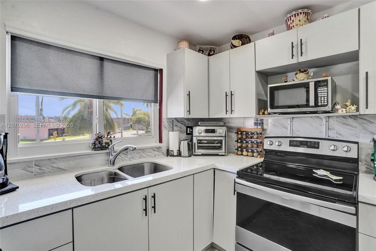 9461 Sunrise Lakes Blvd, Unit 208, Sunrise, FL 33322 Photo