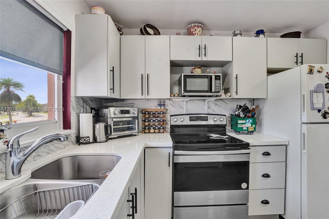 9461 Sunrise Lakes Blvd, Unit 208, Sunrise, FL 33322 Photo