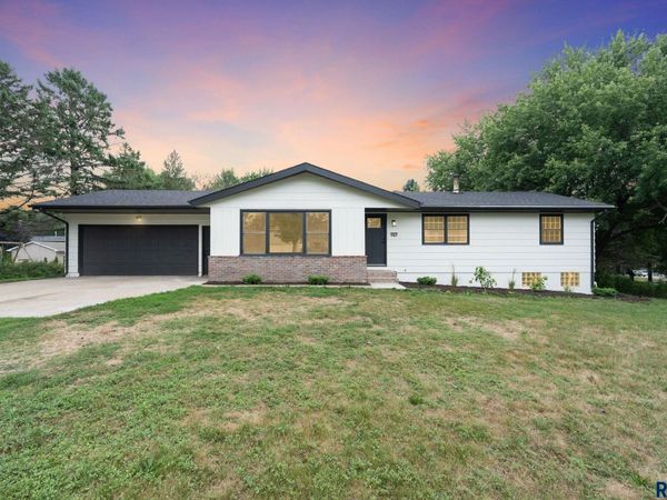 2801 W DELRICH Dr, Sioux Falls, SD 57107