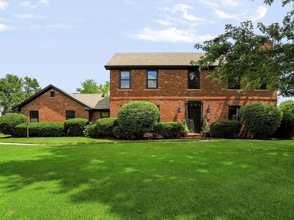 1210 Governors Lane , Zionsville, IN 46077