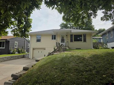 2827 S 39 Street, Omaha, NE 68105