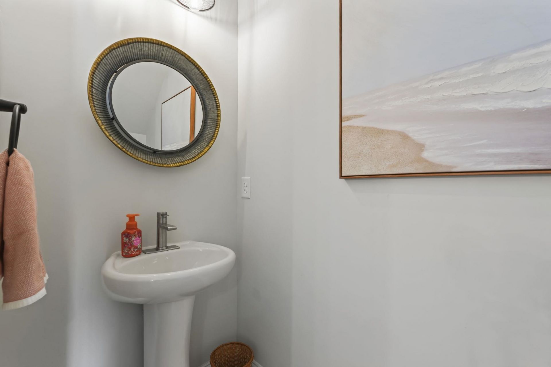 793 Moen Pl. Photo 12